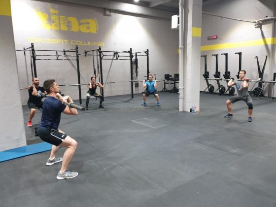 Antrenament de CrossFit cu miscari din haltere - pus la piept - la Uzina CrossFit Columna