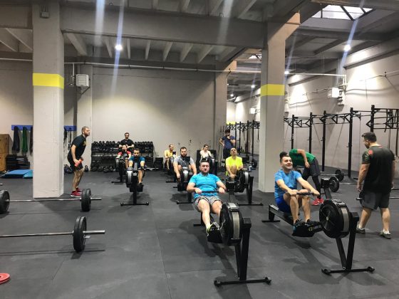 Antrenament de CrossFit cu rowing - miscare ce imita vaslitul - la Uzina CrossFit Columna