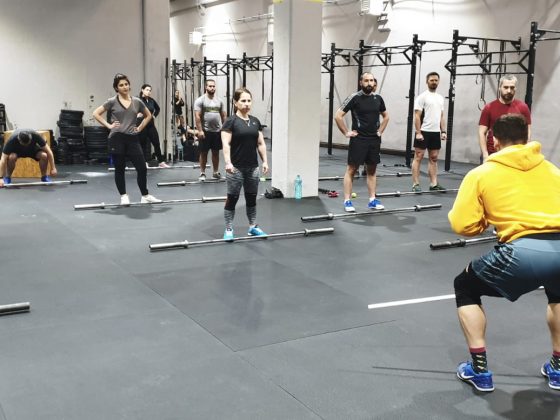 Antrenorul explica fiecare miscare la atrenamentele de CrossFit de la Uzina CrossFit Columna