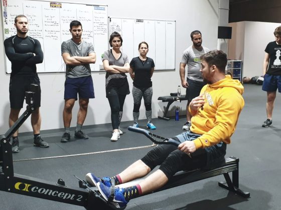 Antrenorul explicand miscarea pe rower la un antrenament CrossFit la Uzina CrossFit Columna